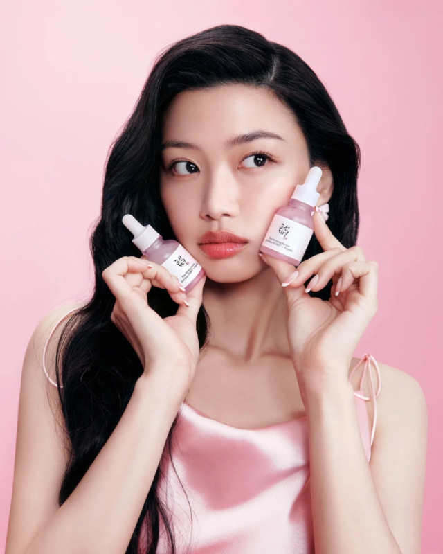 Modelo con el s&eacute;rum Red Bean PDRN