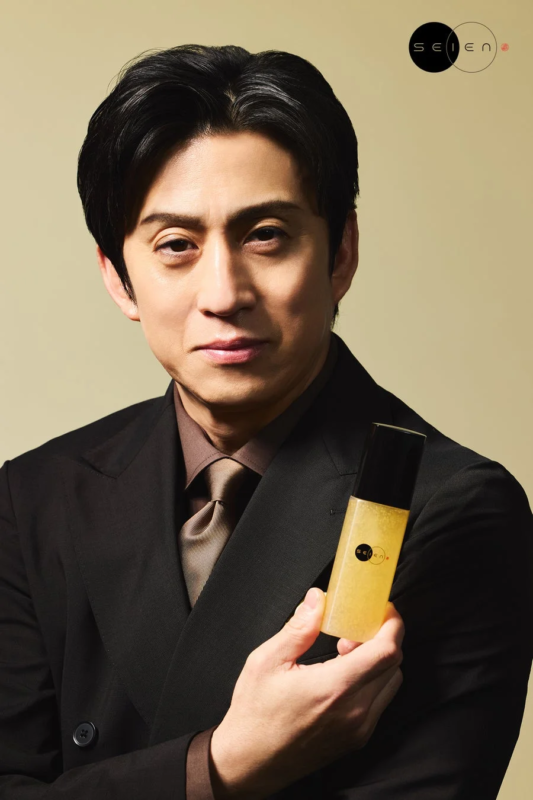 Actor Matsumoto Koshiro sosteniendo el producto Seien