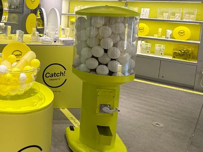 M&aacute;quina de gachapon en el evento de DECENCIA