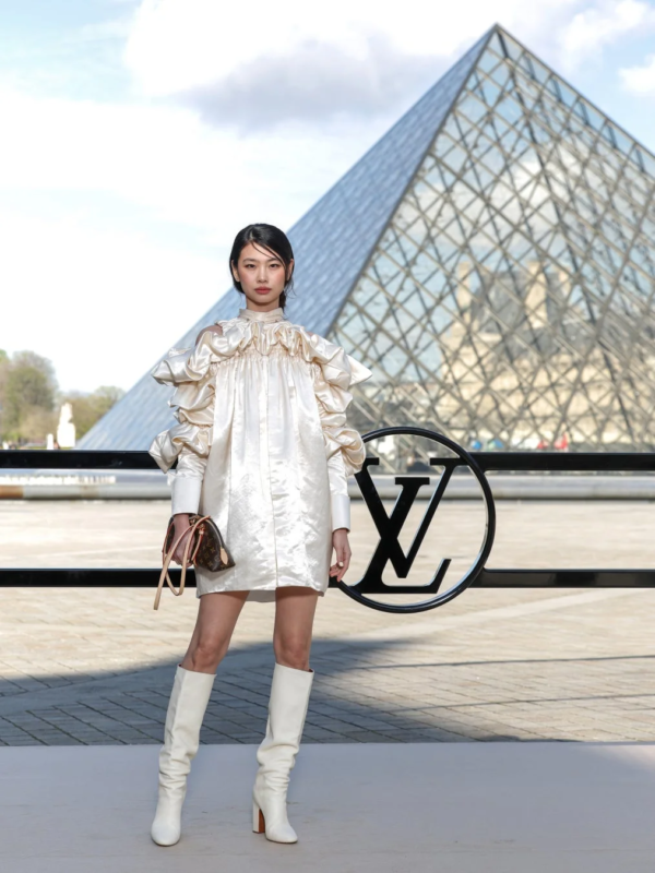 Hoyeon en el desfile de Louis Vuitton