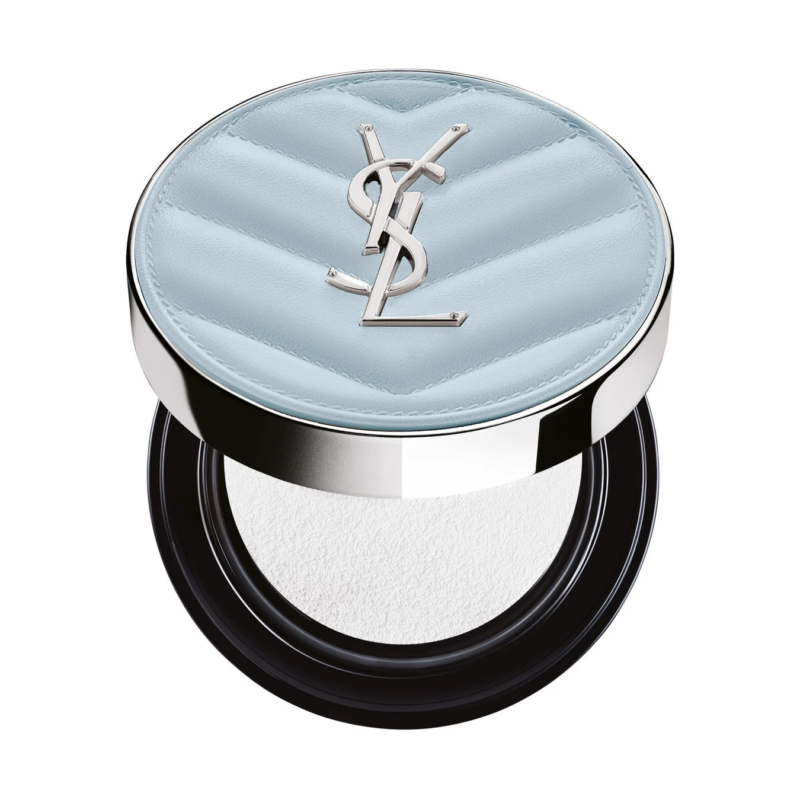 Compacto de YSL BEAUTY 'All Hours Blur Cushion' con diseño acolchado azul claro y polvo blanco en su interior.