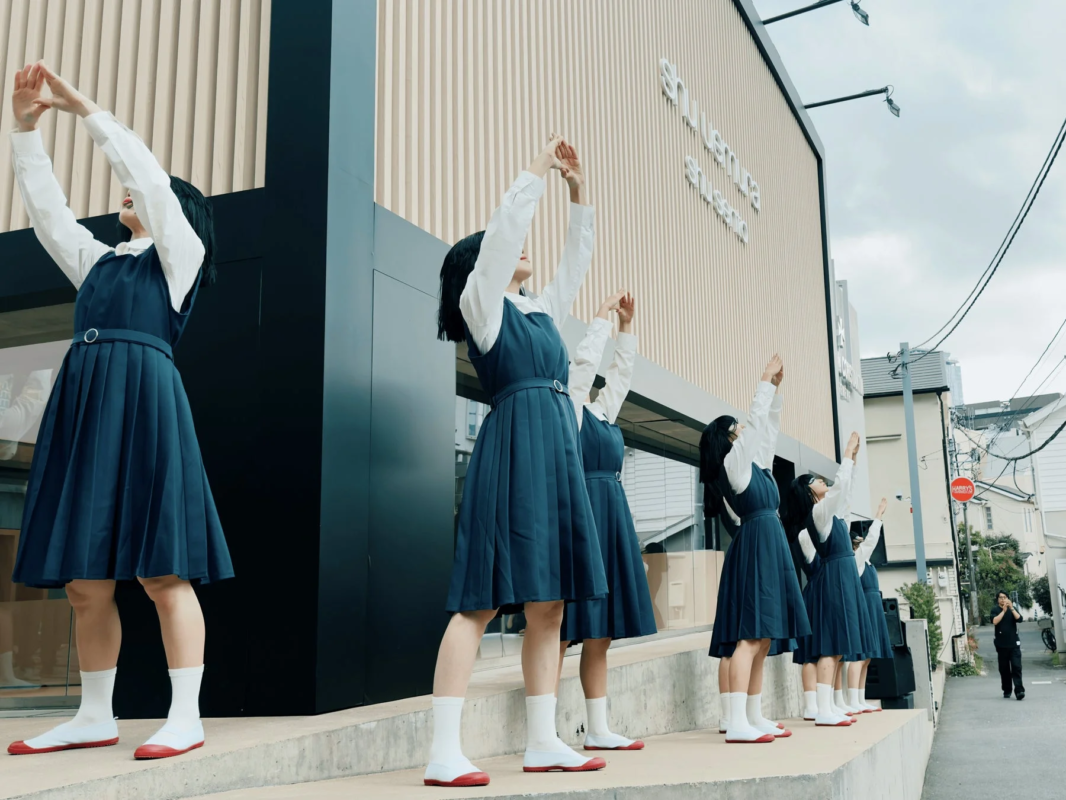 Grupo de baile Avantgardey actuando al aire libre