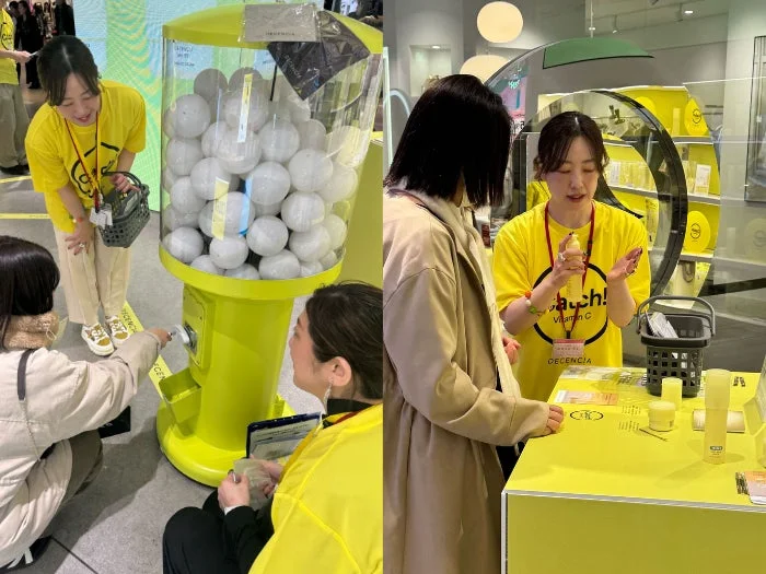 Emi Nishino, Directora Representante de DECENCIA, interactuando con los visitantes