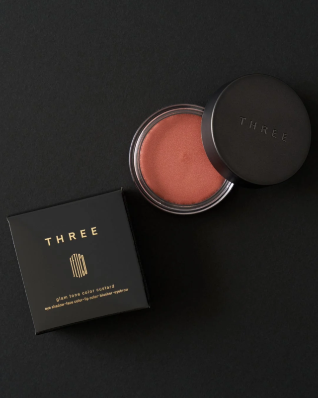 Glam Tone Color Custard F01 BLOOM WHISPER con fondo oscuro