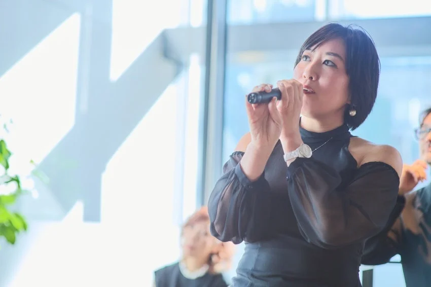 Representante de la Asociaci&oacute;n Sommelier de Cabello Brillante&reg; dando un discurso