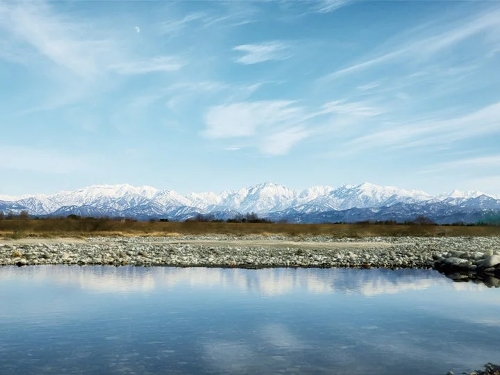 Paisaje de monta&ntilde;a y agua