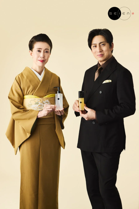 Mujer y hombre aplicando productos de belleza Seien