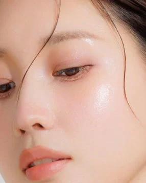 Rostro de mujer con piel brillante