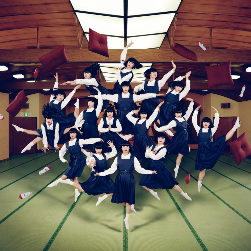 Grupo de baile Avantgardey en una habitaci&oacute;n de estilo japon&eacute;s