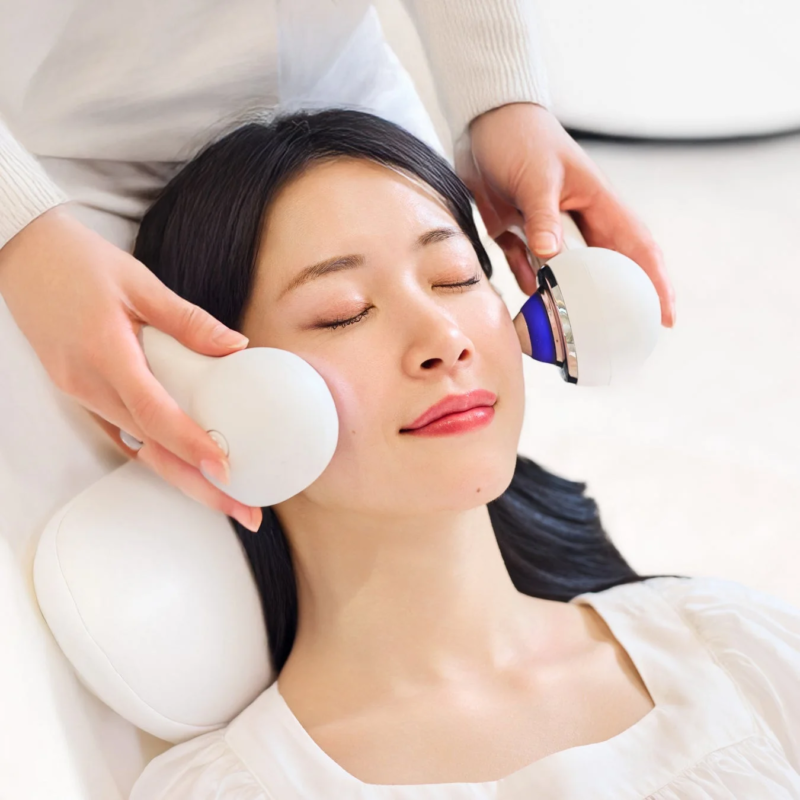 Mujer recibiendo tratamiento con dispositivo de belleza