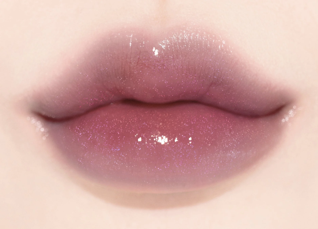 Labios con el tinte Laka Fruity Glam Tint #P102 Glimmer