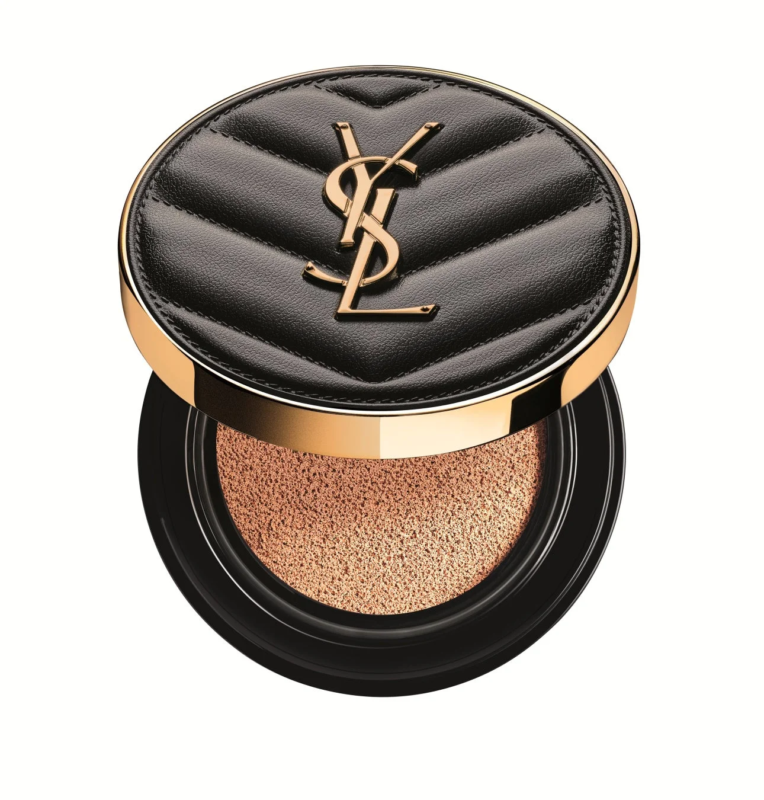 Compacto de YSL 'Encre de Peau Le Cushion N' en negro y dorado, con diseño acolchado y logo YSL.