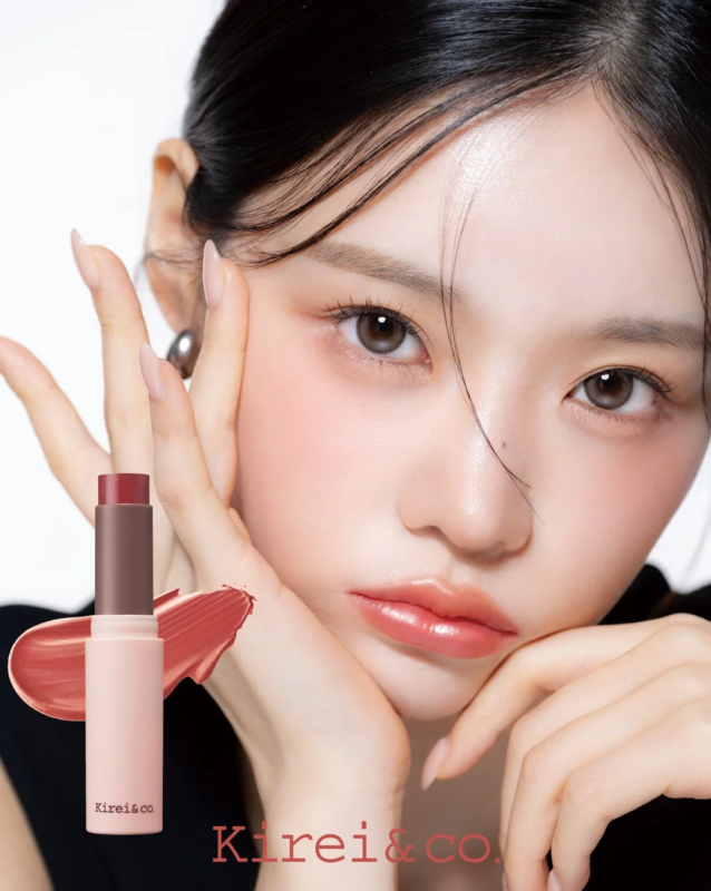 Modelo usando Glow-in Lip Kirei&co.