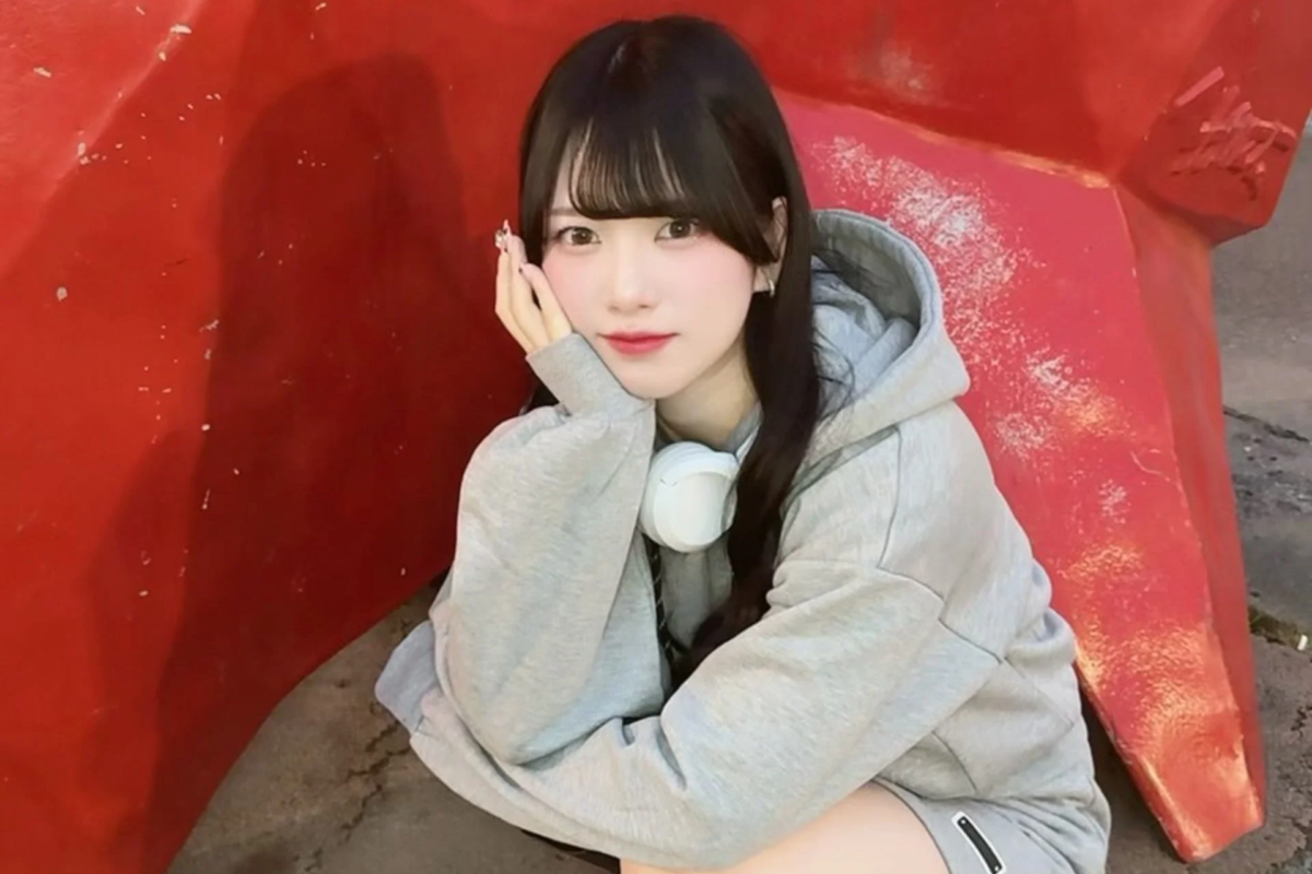 Retrato de una mujer joven con capucha y auriculares