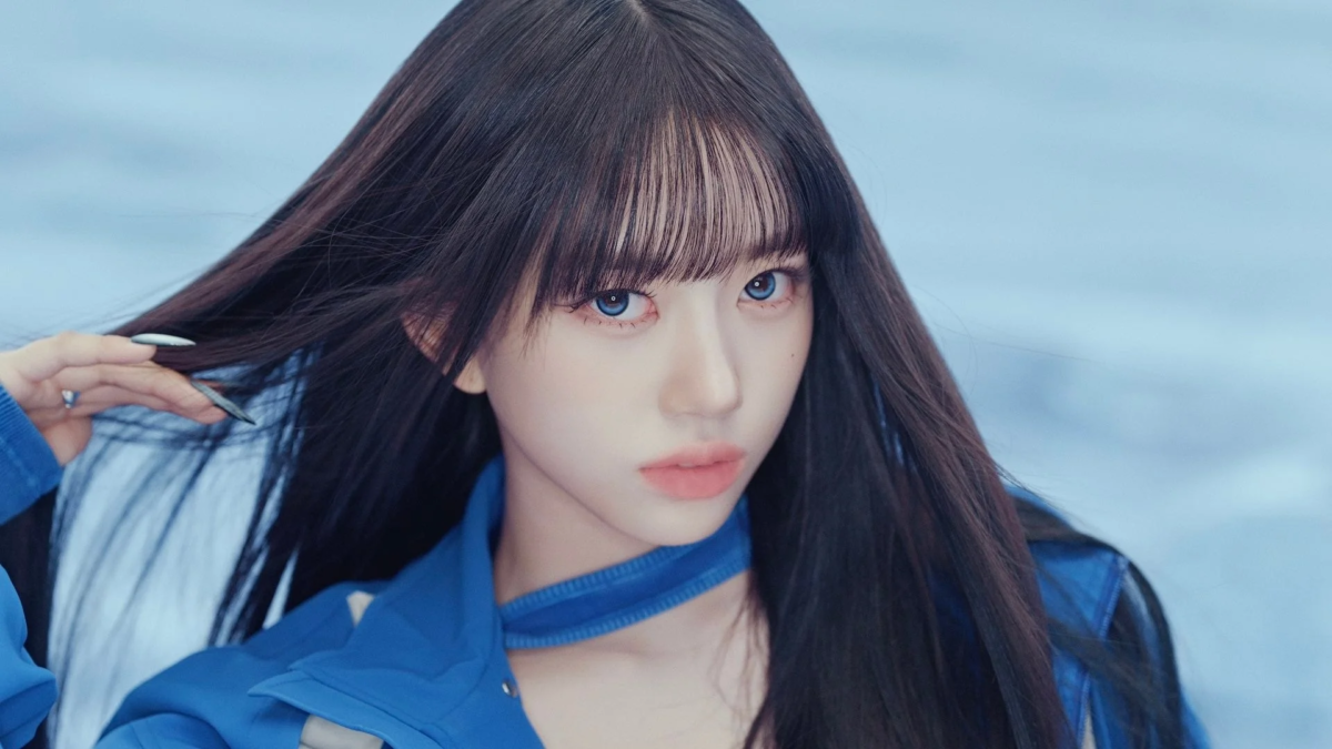 Primer plano de una miembro de MEOVV en el Web CM