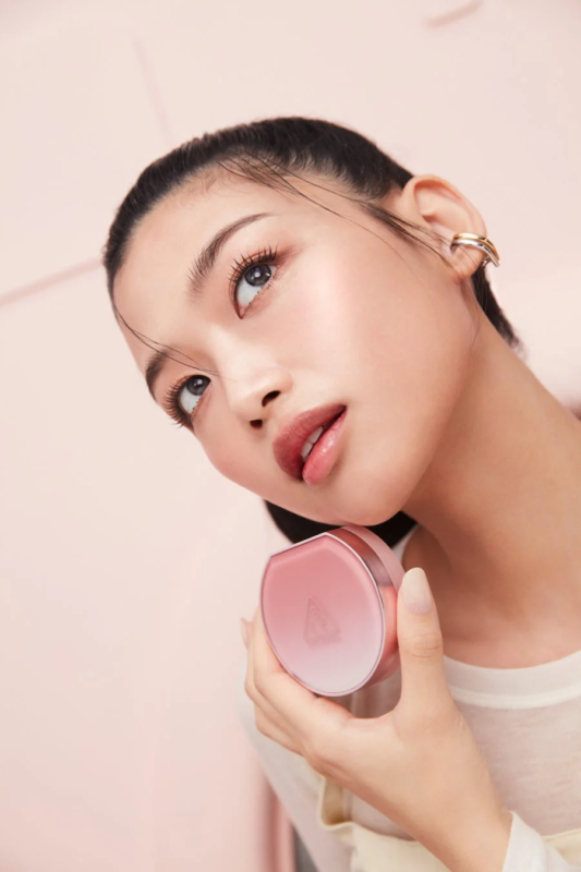 Modelo con el producto 3CE