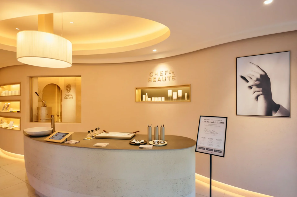 Interior de la tienda con mostrador curvo y productos