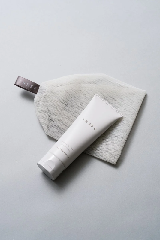 THREE Balancing Clear Creamy Wash con red de espuma
