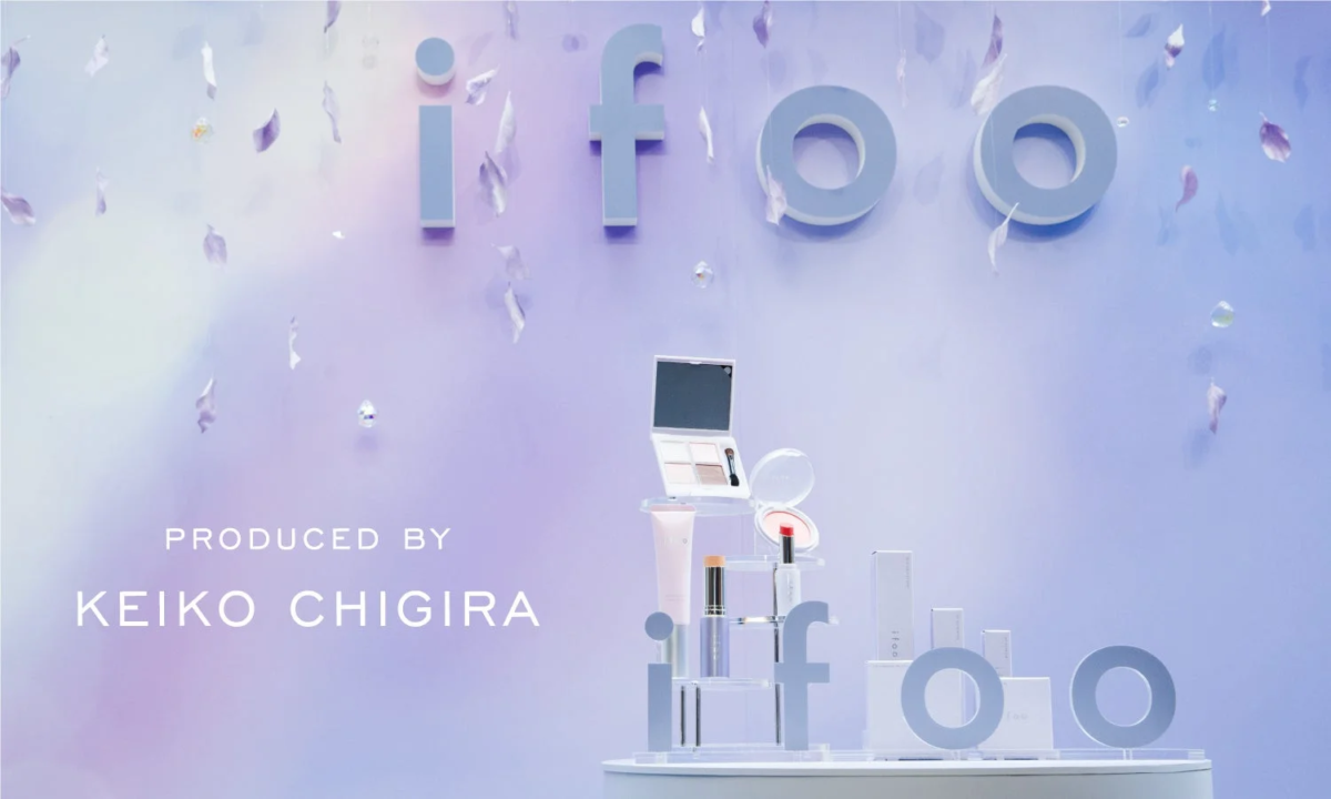 Variedad de productos de maquillaje ifoo, incluyendo paletas de sombras y labiales, exhibidos en un ambiente vibrante.