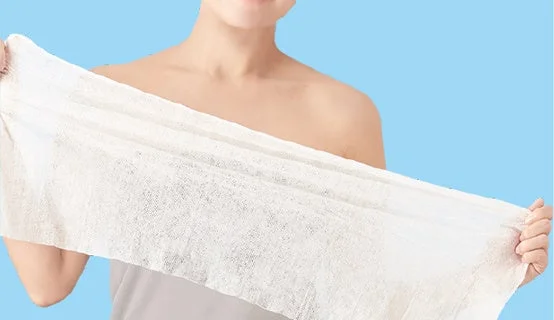 Mujer aplicando la toallita en la espalda