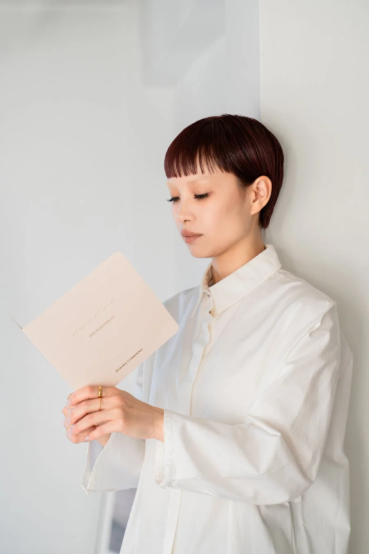 Mujer leyendo un folleto