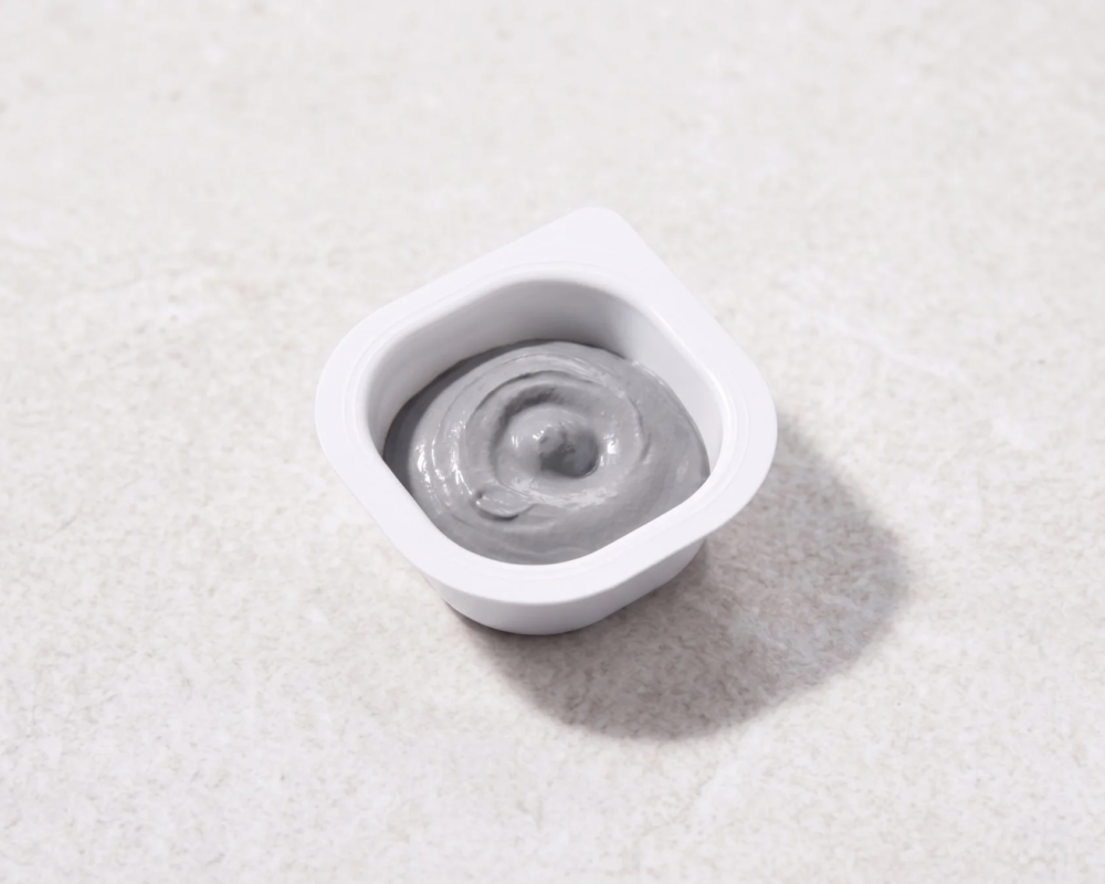 Mascarilla de arcilla en un recipiente