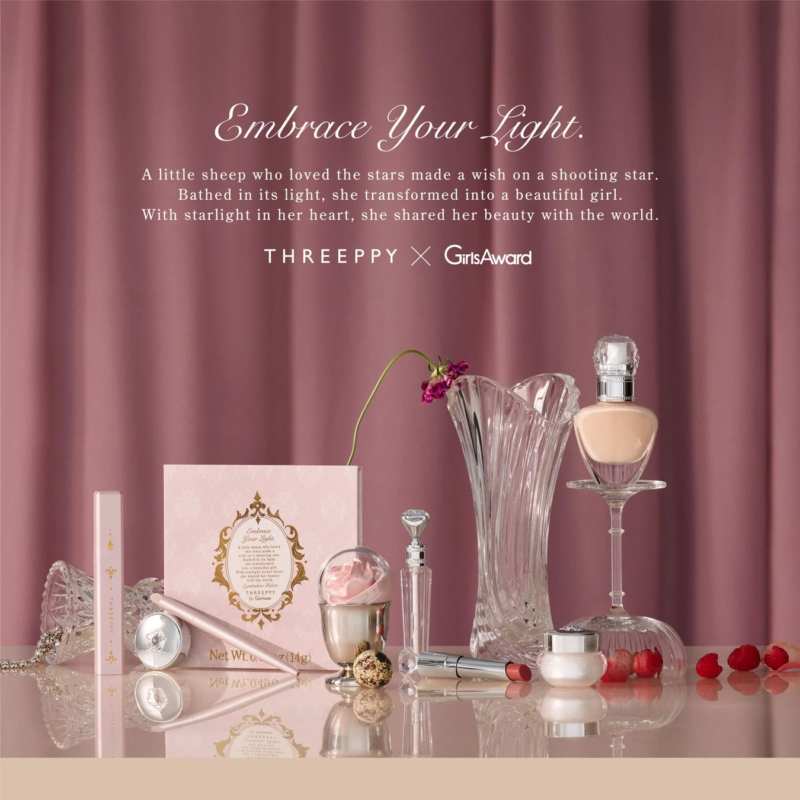 Productos de cosm&eacute;ticos de THREEPPY x GirlsAward, incluyendo una paleta de cejas