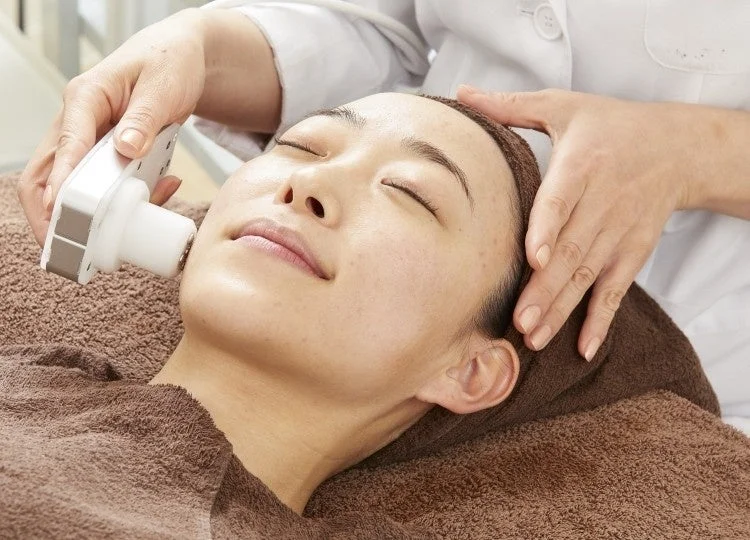 Tratamiento facial en salón