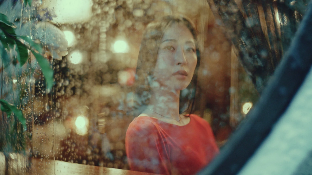 Kohai observando la lluvia