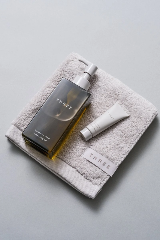 Regalo especial THREE Balancing Clear Cleansing Oil y Creamy Wash