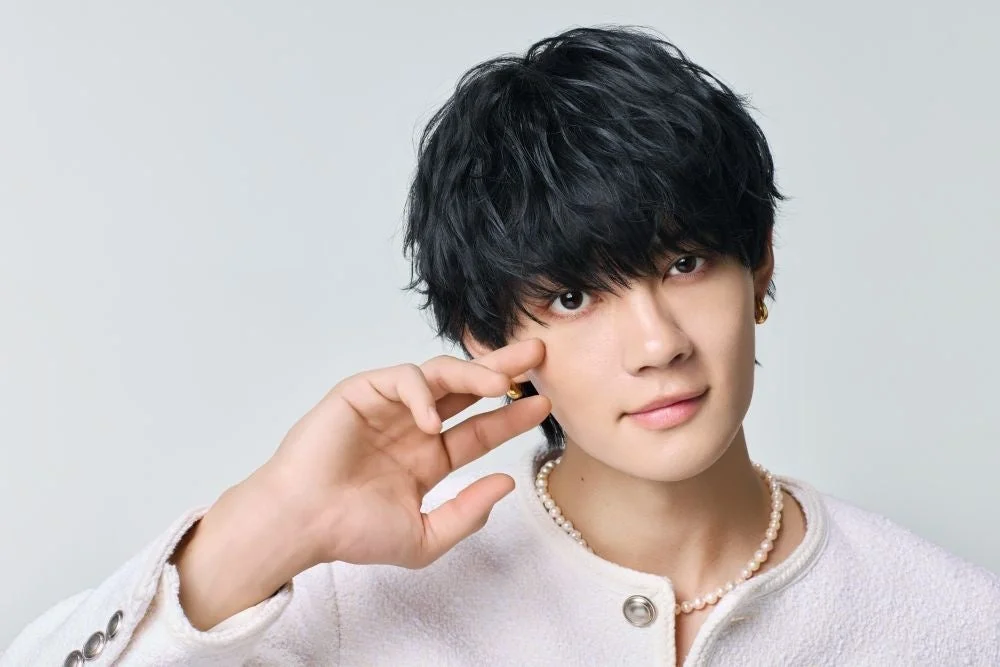 Hayato Sano con estilo blanco