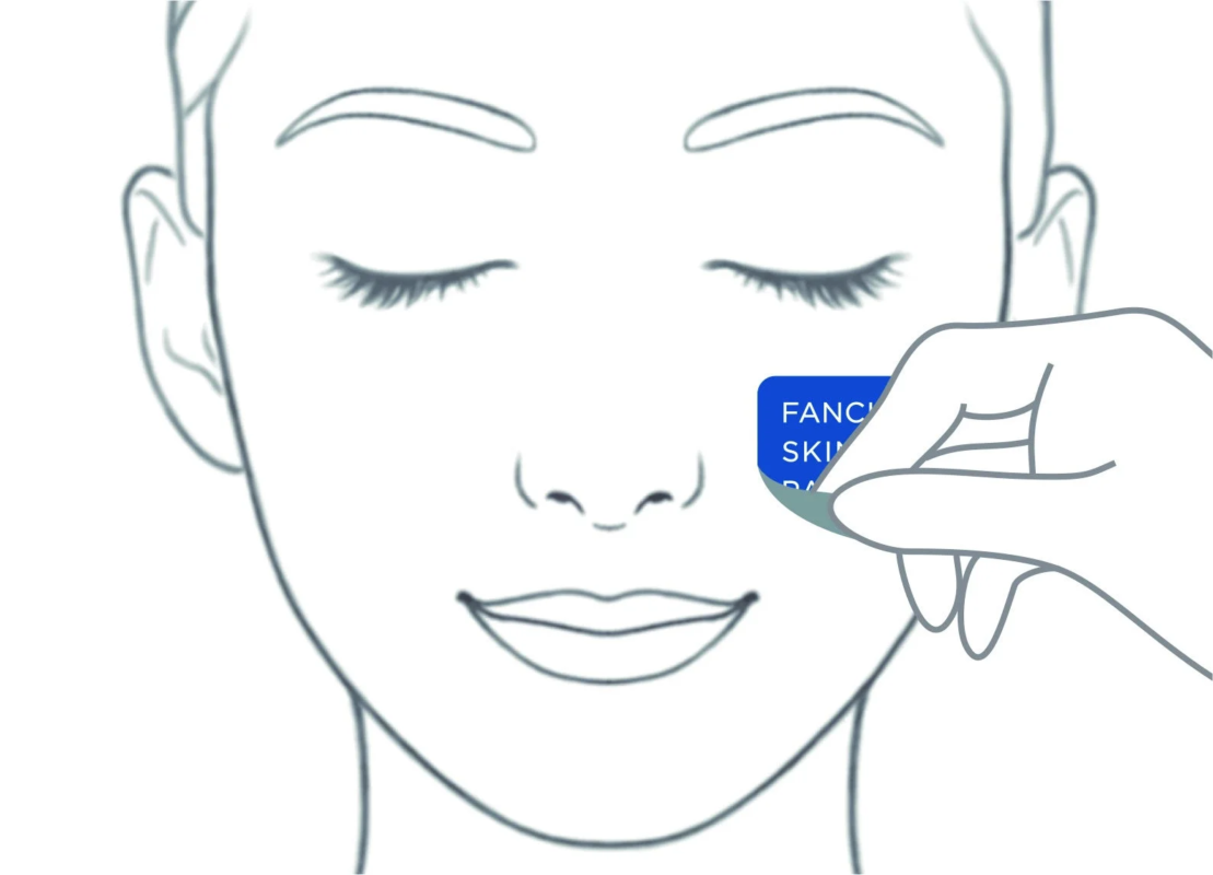 rostro aplicando un parche de skincare