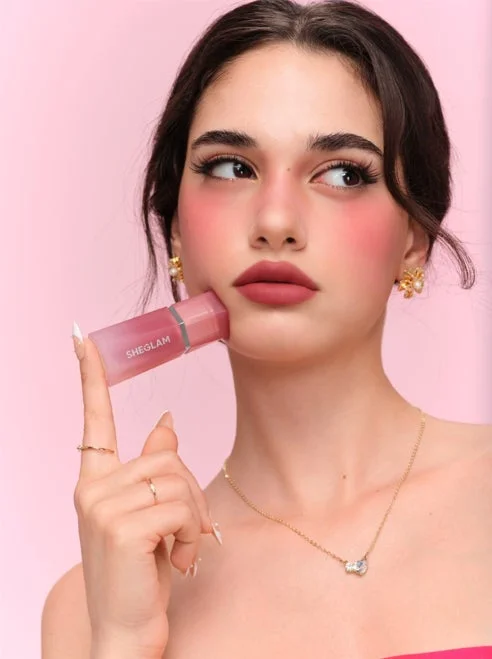 Mujer aplic&aacute;ndose Air Plush Lip & Cheek Cream en la mejilla