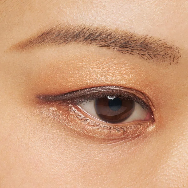 Primer plano de un ojo con maquillaje en tonos marrones