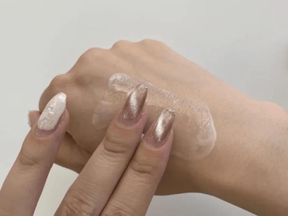 Aplicaci&oacute;n de crema en la mano