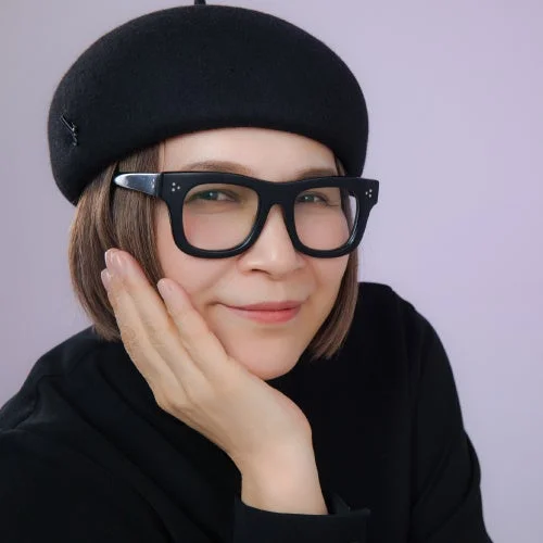 Keiko Chigira, productora de ifoo, posando con una sonrisa amable.