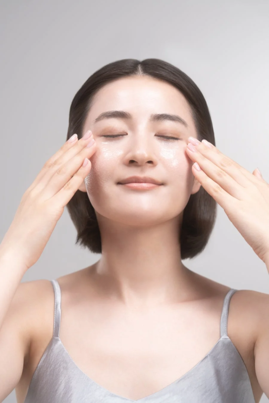 Mujer aplicando Cleansing Oil