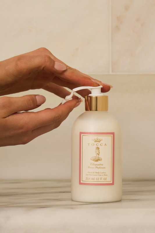 Mano aplicando TOCCA Cleopatra Hand & Body Lotion