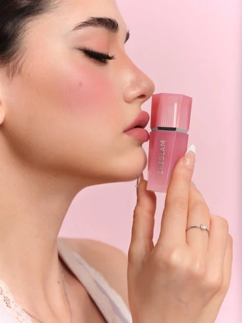 Mujer aplic&aacute;ndose Air Plush Lip & Cheek Cream en los labios
