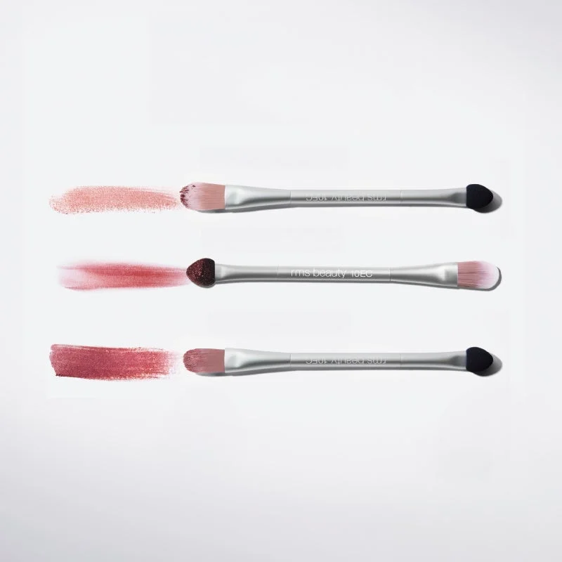 M&uacute;ltiples pinceles de maquillaje con swatches de color rosa