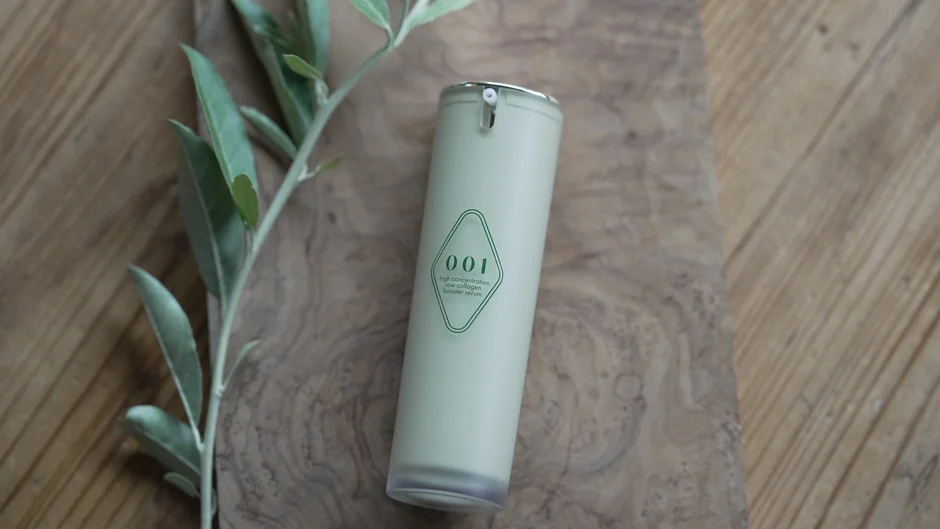 Botella de s&eacute;rum port&eacute; sobre madera