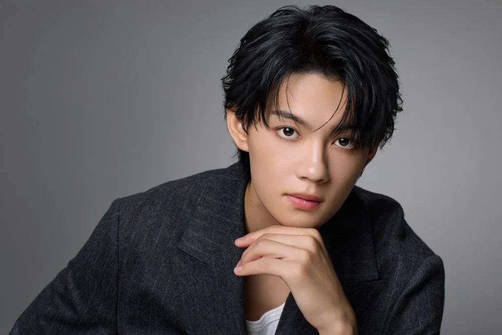 Hayato Sano con estilo negro