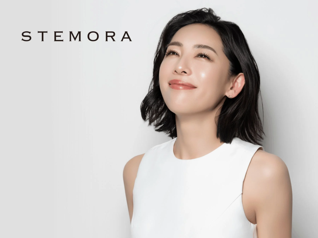 Mujer con el logo de STEMORA