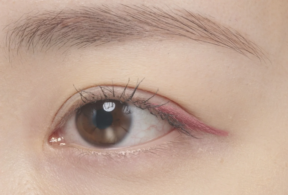 CANMAKE Creamy Touch Liner Sheer 01 Charming Pink en el ojo