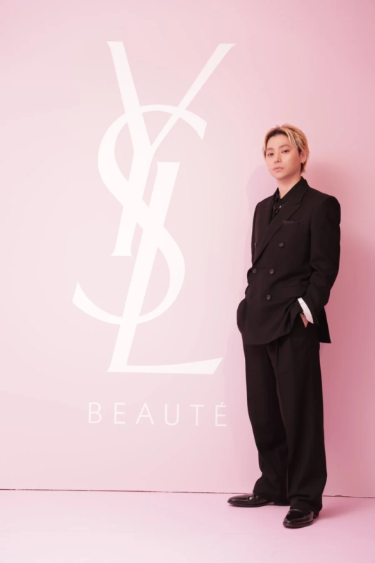 Nijiro Murakami con YSL Labial Love Nude #1