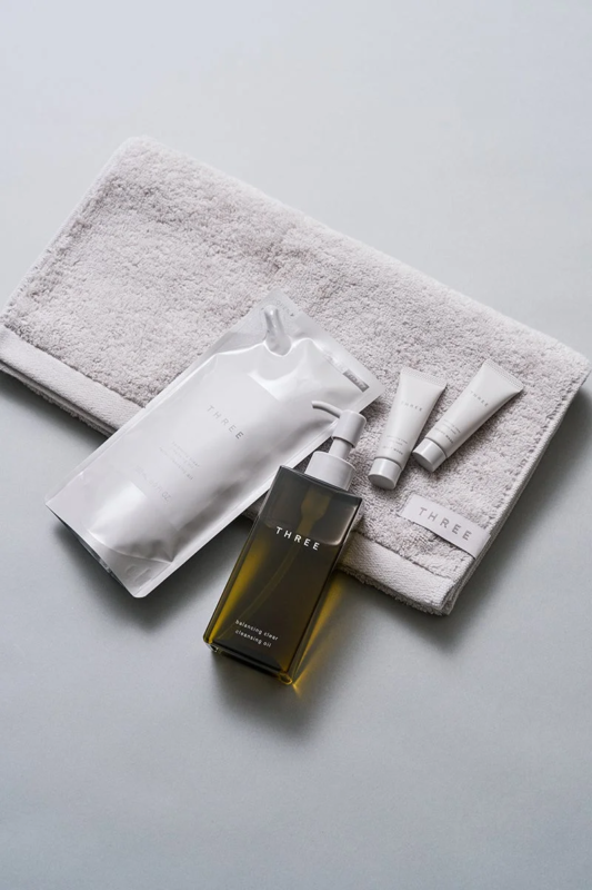 Set de productos THREE Balancing Clear con recambio