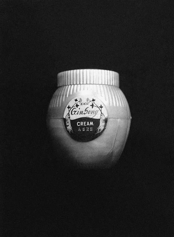 Pote de crema de ginseng en blanco y negro