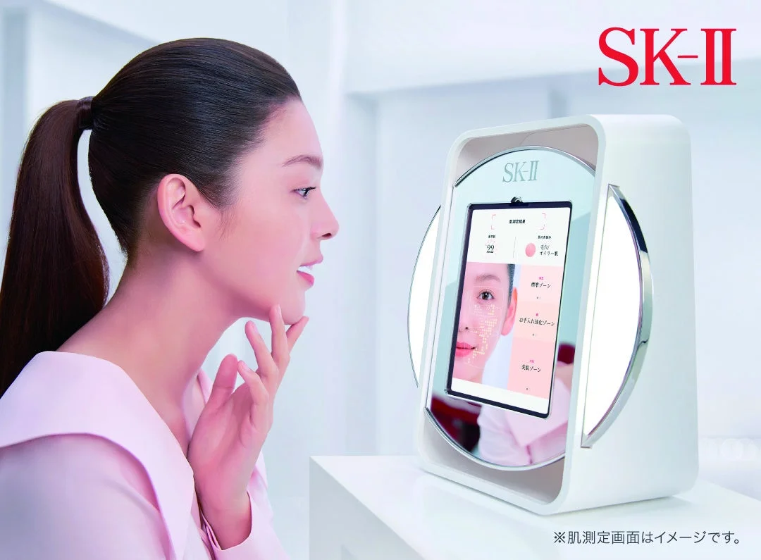 mujer usando un dispositivo de análisis de piel de SK-II