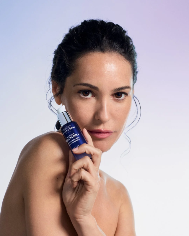 Mujer con producto Esthederm Intensive HA+