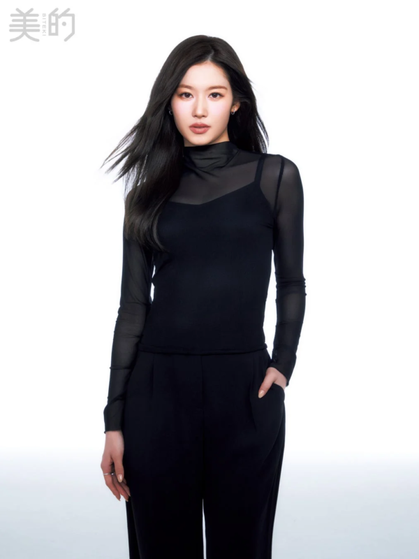 SANA de TWICE en un atuendo negro